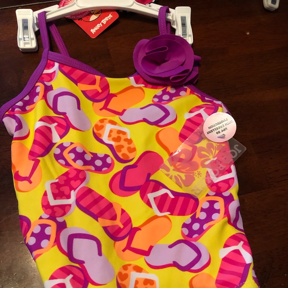 Girls size 3T swimsuit( New with tag)